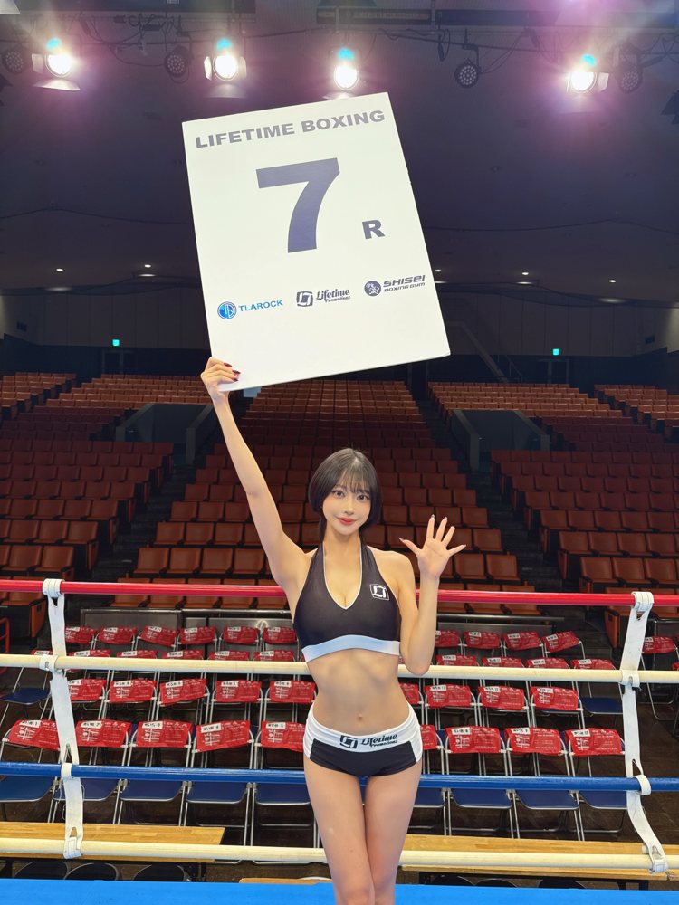 LIFETIME BOXING ラウンドガール